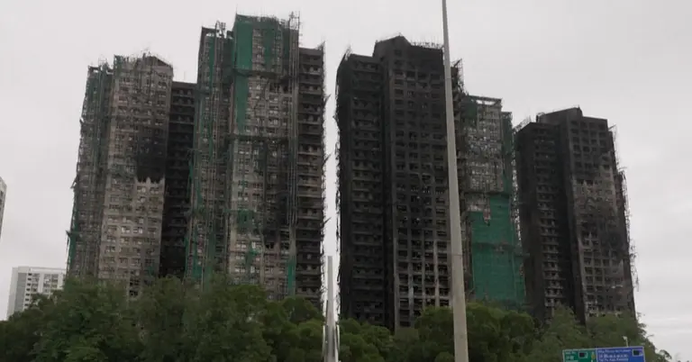 হংকংয়ের অগ্নিকাণ্ডে ক্ষতিগ্রস্ত ভবন